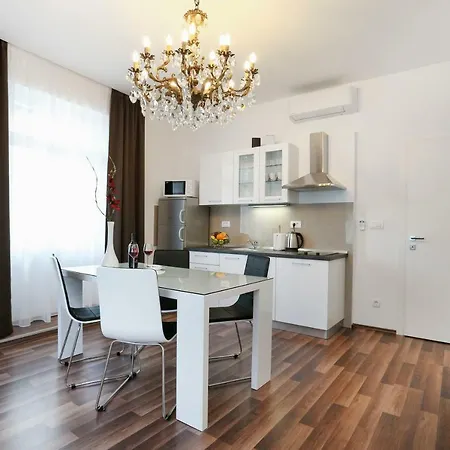 Apartament Marton & Martinis Superior - Spacious One-room - Excellent Location Within Walking Distance Of Diocletian's Palace And Bacvice - The Restaurants Within Walking Distance - Buralux *