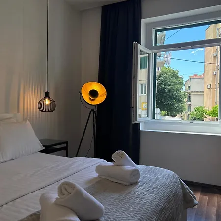 Marton & Martinis Superior - Spacious One-room - Excellent Location Within Walking Distance Of Diocletian's Palace And Bacvice - The Restaurants Within Walking Distance - Buralux *