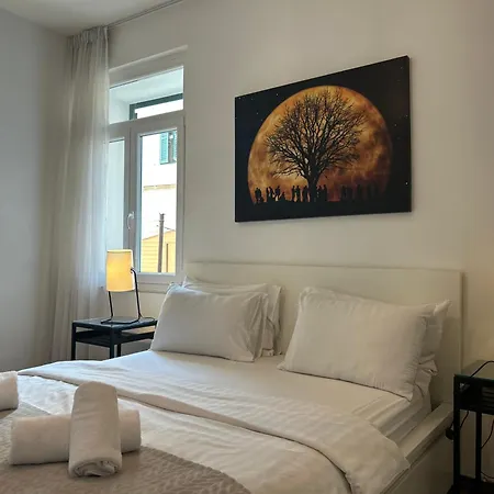 Marton & Martinis Superior - Spacious One-room - Excellent Location Within Walking Distance Of Diocletian's Palace And Bacvice - The Restaurants Within Walking Distance Apartamento *