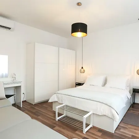 Apartment Marton & Martinis Superior - Spacious One-room - Excellent Location Within Walking Distance Of Diocletian's Palace And Bacvice - The Restaurants Within Walking Distance - Buralux *