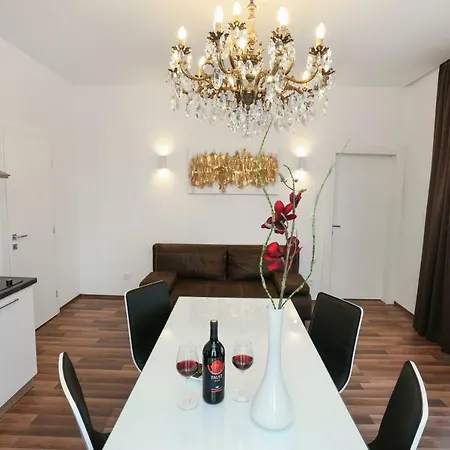 Marton & Martinis Superior - Spacious One-room - Excellent Location Within Walking Distance Of Diocletian's Palace And Bacvice - The Restaurants Within Walking Distance - Buralux *