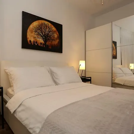 Apartment Marton & Martinis Superior - Spacious One-room - Excellent Location Within Walking Distance Of Diocletian's Palace And Bacvice - The Restaurants Within Walking Distance - Buralux