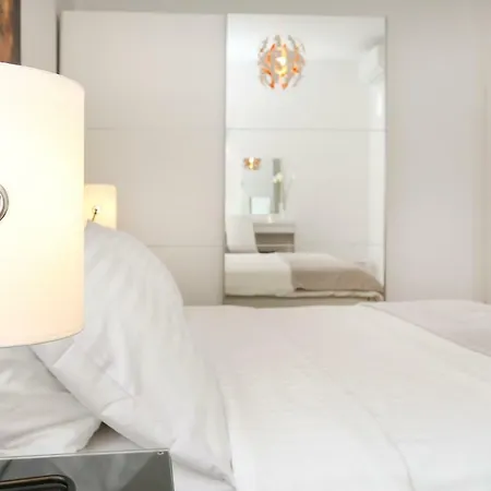 Apartment Marton & Martinis Superior - Spacious One-room - Excellent Location Within Walking Distance Of Diocletian's Palace And Bacvice - The Restaurants Within Walking Distance - Buralux Split