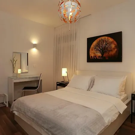 Marton & Martinis Superior - Spacious One-room - Excellent Location Within Walking Distance Of Diocletian's Palace And Bacvice - The Restaurants Within Walking Distance - Buralux