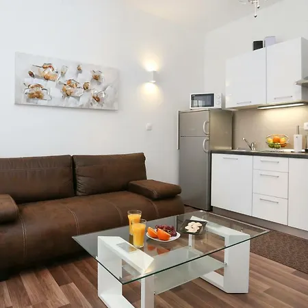 Apartment Marton & Martinis Superior - Spacious One-room - Excellent Location Within Walking Distance Of Diocletian's Palace And Bacvice - The Restaurants Within Walking Distance - Buralux *