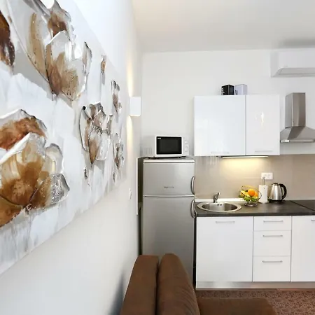 Apartment Marton & Martinis Superior - Spacious One-room - Excellent Location Within Walking Distance Of Diocletian's Palace And Bacvice - The Restaurants Within Walking Distance - Buralux *