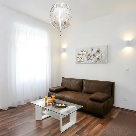 Marton & Martinis Superior - Spacious One-room - Excellent Location Within Walking Distance Of Diocletian's Palace And Bacvice - The Restaurants Within Walking Distance - Buralux *