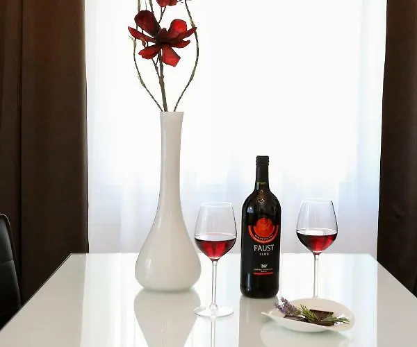 Marton & Martinis Superior - Spacious One-room - Excellent Location Within Walking Distance Of Diocletian's Palace And Bacvice - The Restaurants Within Walking Distance