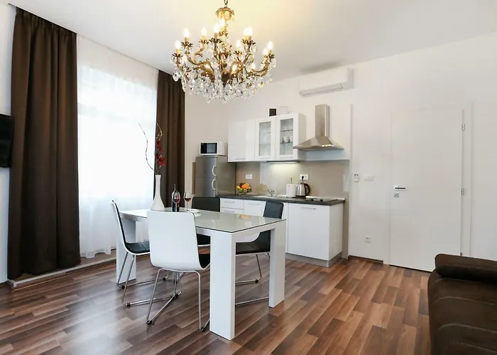 Apartment Marton & Martinis Superior - Spacious One-room - Excellent Location Within Walking Distance Of Diocletian's Palace And Bacvice - The Restaurants Within Walking Distance *