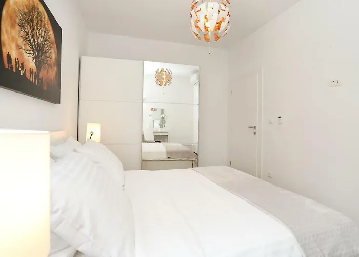 Apartment Marton & Martinis Superior - Spacious One-room - Excellent Location Within Walking Distance Of Diocletian's Palace And Bacvice - The Restaurants Within Walking Distance