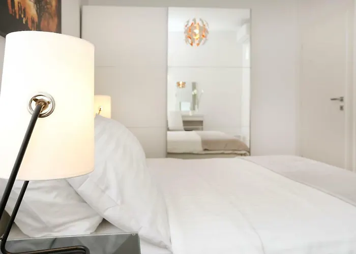 Apartment Marton & Martinis Superior - Spacious One-room - Excellent Location Within Walking Distance Of Diocletian's Palace And Bacvice - The Restaurants Within Walking Distance Split