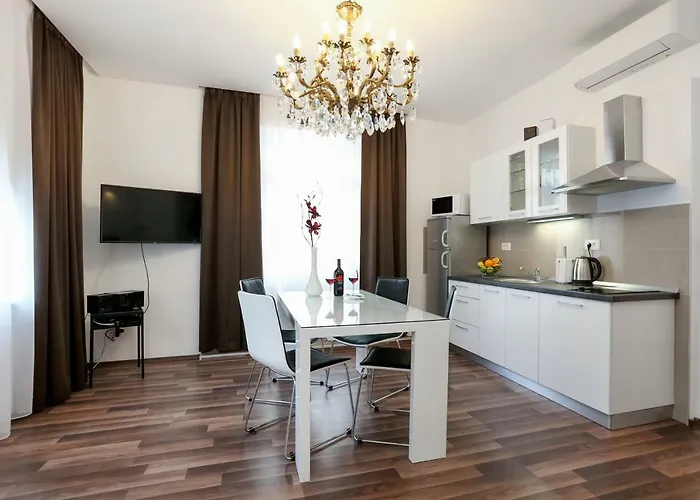Marton & Martinis Superior - Spacious One-room - Excellent Location Within Walking Distance Of Diocletian's Palace And Bacvice - The Restaurants Within Walking Distance Split
