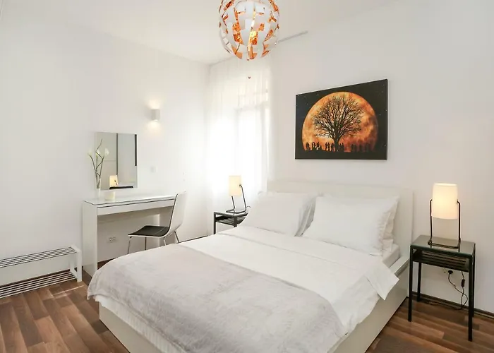 Marton & Martinis Superior - Spacious One-room - Excellent Location Within Walking Distance Of Diocletian's Palace And Bacvice - The Restaurants Within Walking Distance *