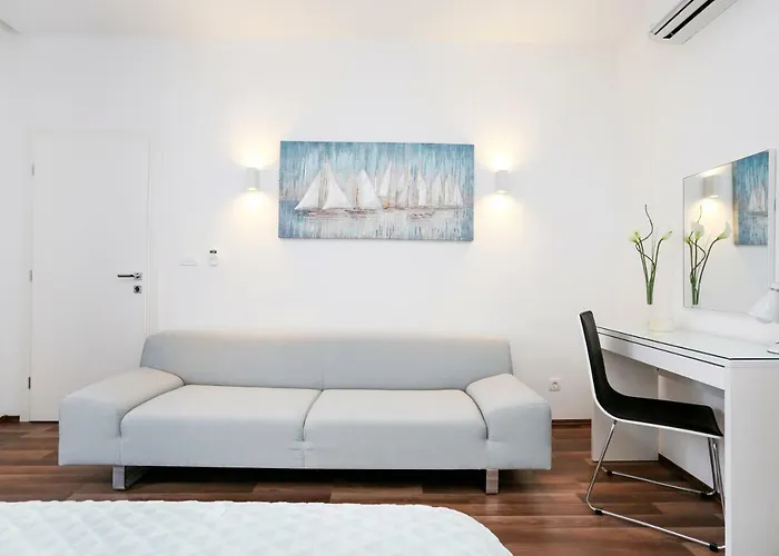 Marton & Martinis Superior - Spacious One-room - Excellent Location Within Walking Distance Of Diocletian's Palace And Bacvice - The Restaurants Within Walking Distance