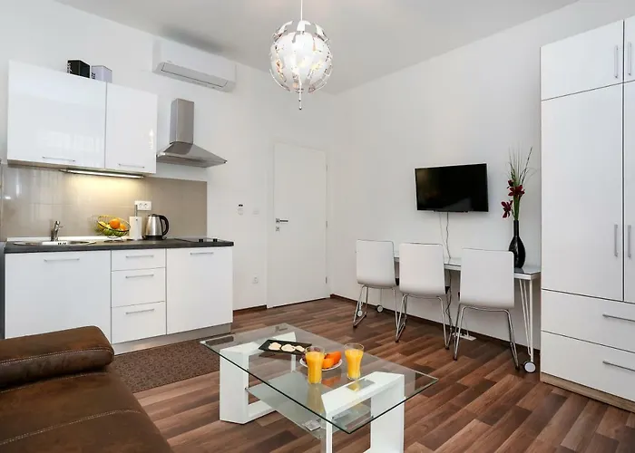 Marton & Martinis Superior - Spacious One-room - Excellent Location Within Walking Distance Of Diocletian's Palace And Bacvice - The Restaurants Within Walking Distance Split
